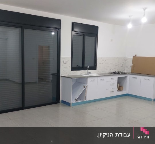 מטבח נקי עם ארונות וכיור